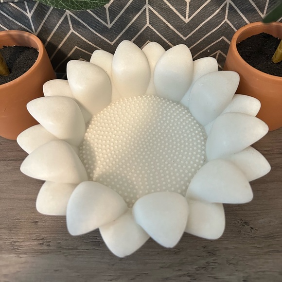 Brand New Bath and Body Works 3-Wick Sunflower Candle Holder - Picture 2 of 4